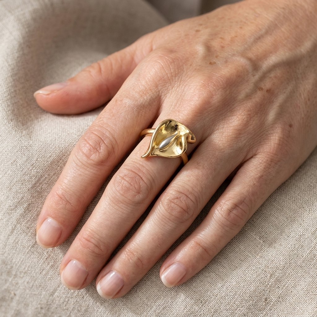 Gouden ring met calla lelie en baguette steen