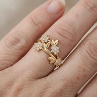 Gouden ring met bloemtros, blaadjes en zirkonia