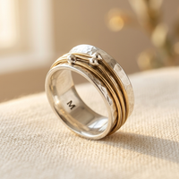Zilveren en gouden spinner ring met initiaal