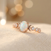 Roségouden ring met ovale witte opaal en maantje