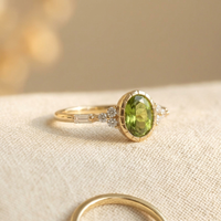 Gouden ring met ovale peridot en diamantaccenten