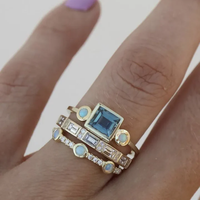 Gouden ringenset met blauwe steen en opaal