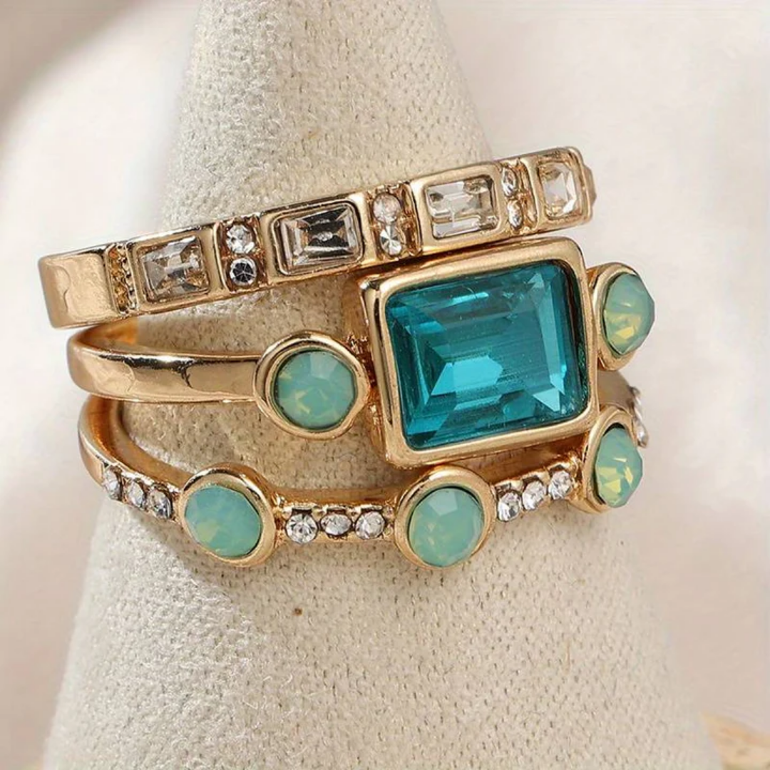 Gouden ringenset met blauwe steen en opaal