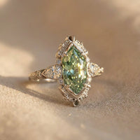 Zilveren vintage ring met groene marquise edelsteen